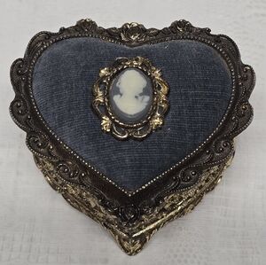 NOT FOR SALE Ornate Metal Heart Shaped  Footed Music Trinket Jewelry Box Velvet